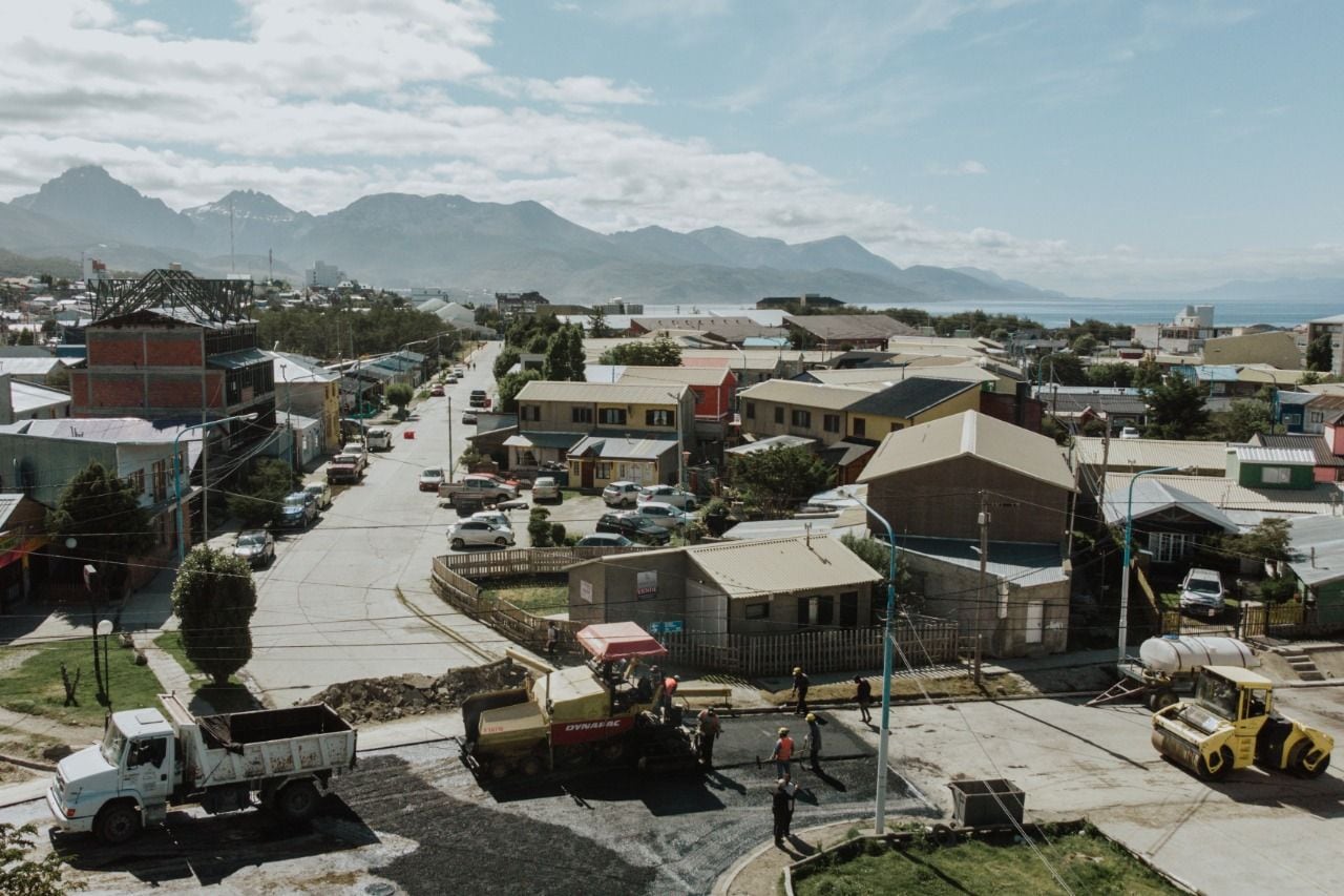 La empresa contratada comenzó los trabajos de repavimentación en la intersección de Pontón Río Negro y Luis Vernet, extendiéndolo hacia Magallanes y  la repavimentación del trayecto hasta la avenida Alem durante la próxima semana.