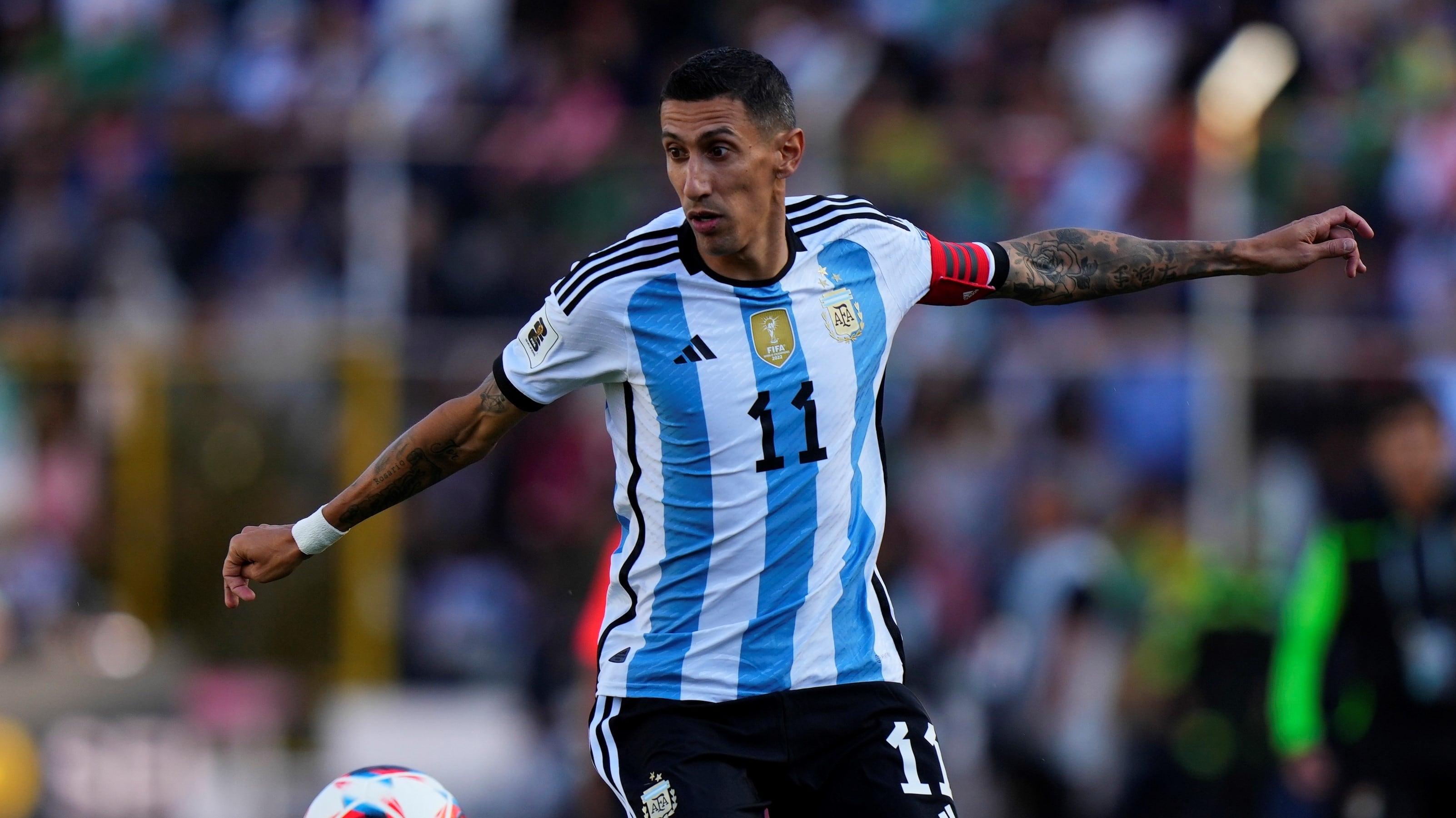 Ángel Di María llevó la cinta de capitán y fue la figura en la goleada de Argentina en La Paz contra Bolivia. (AP)