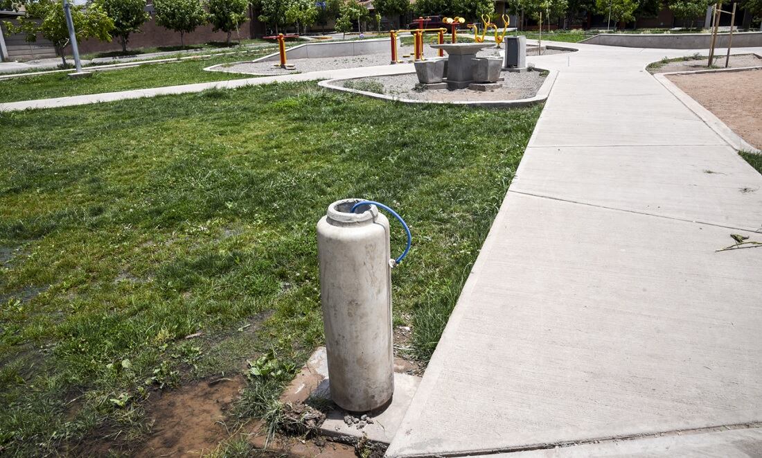 En la plaza Quino desarmaron un bebedero de hormig´pon y se robaron el platón de acero. Gentileza MG