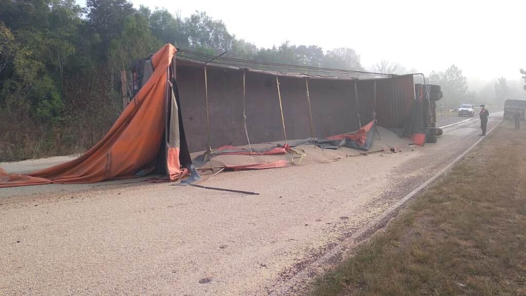 Volcó un camión cargado con granos de soja en Colonia Aurora.