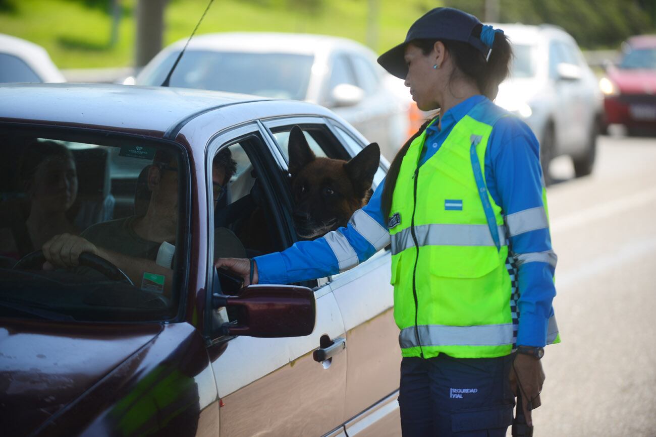 La Policía Caminera efectúa controles de alcoholemia y seguridad vial en la Autopista a Carlos Paz.  (Nicolás Bravo / La Voz)