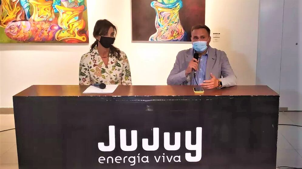 Andrea Madariaga, gerente de la Divisional Jujuy de Banco Macro S.A., y José Rossetto, secretario de Desarrollo Industrial y Comercial de Jujuy, al anunciar el acuerdo por un nuevo "programa de incentivo al consumo" implementado en la provincia.