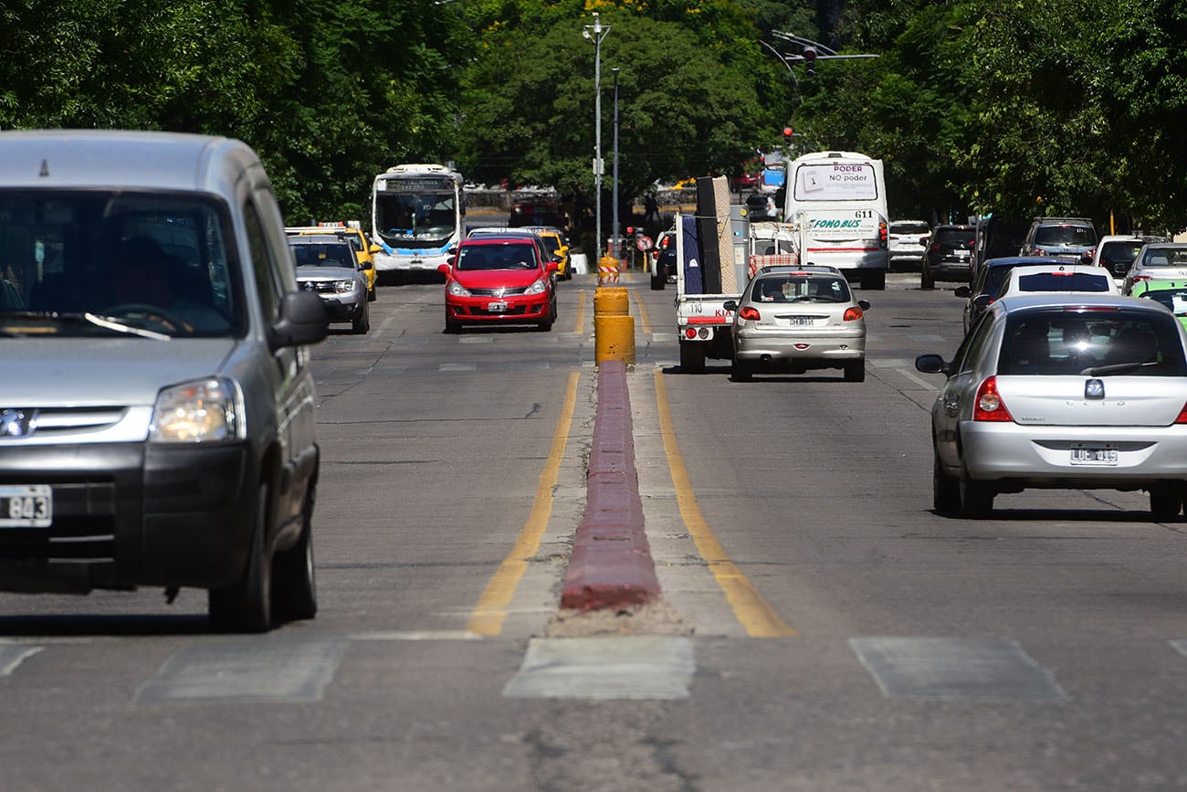 Boulevard San Juan. Se va a ampliar el cantero central de bulevar San Juan, entre Mariano Moreno y Cañada. (José Gabriel Hernández / La Voz)