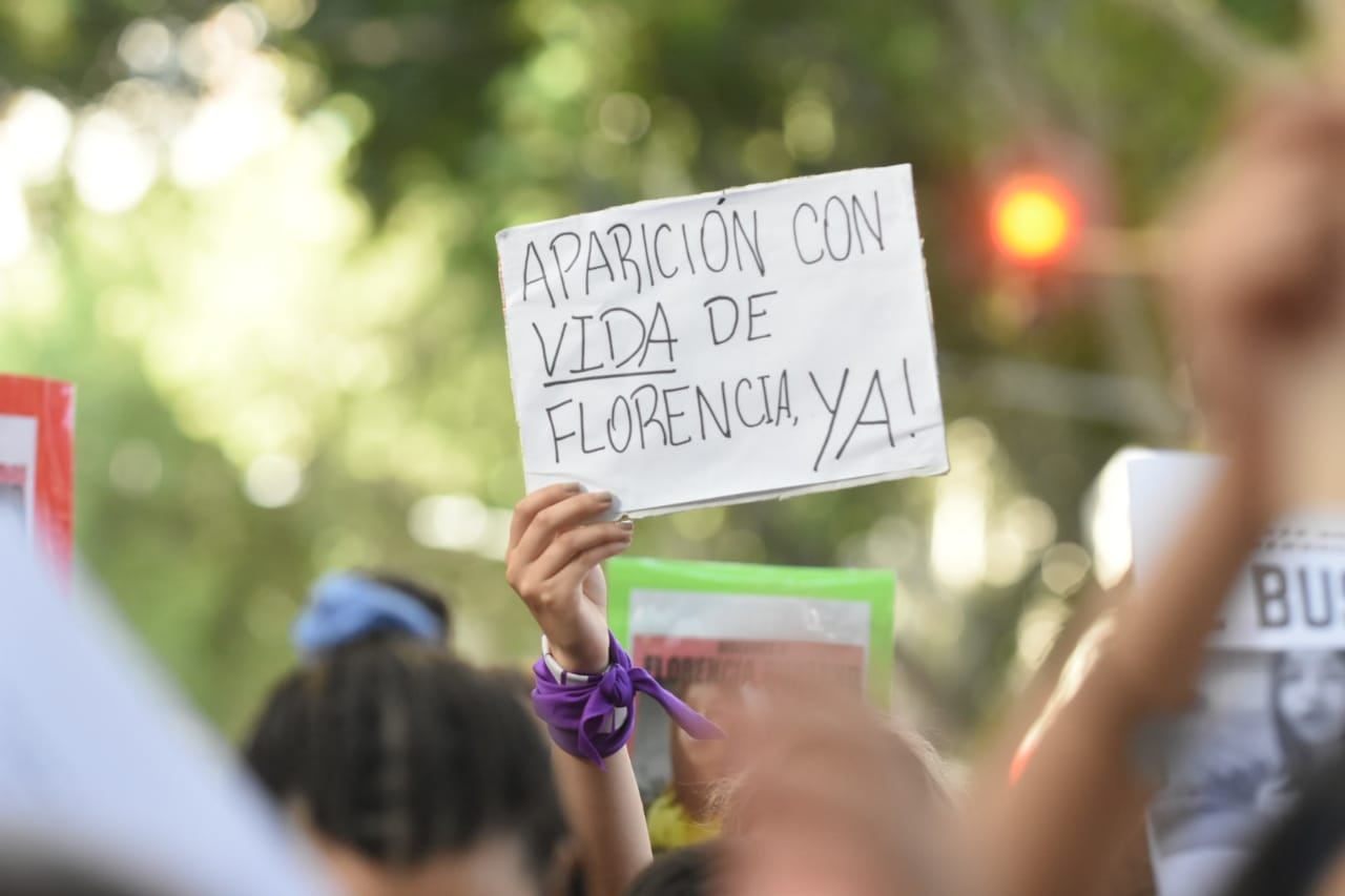 Una multitudinaria marcha se produjo esta tarde en Ciudad para pedir por la aparición con vida de Florencia Romano, la adolescente desaparecida desde el sábado.