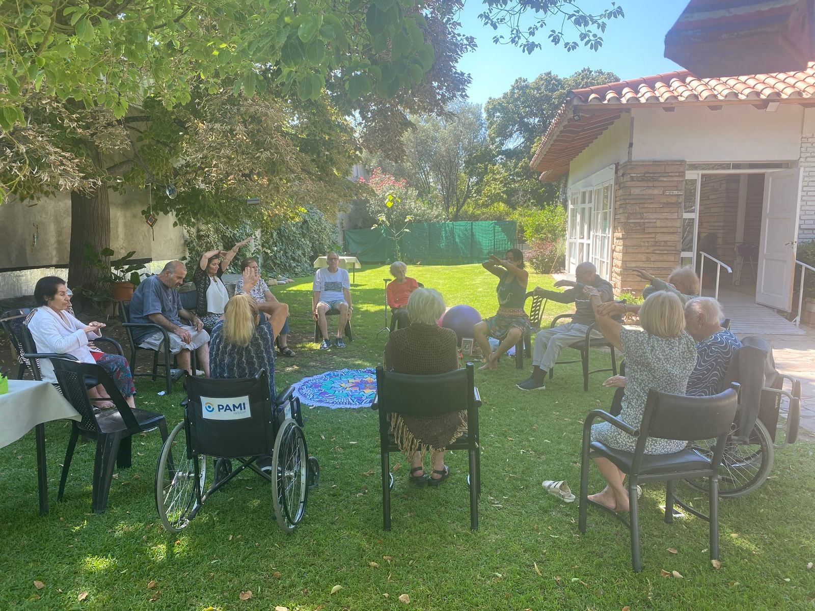 Residencia para mayores Casa Grande, en Luján de Cuyo, Mendoza en una tarde de juegos.