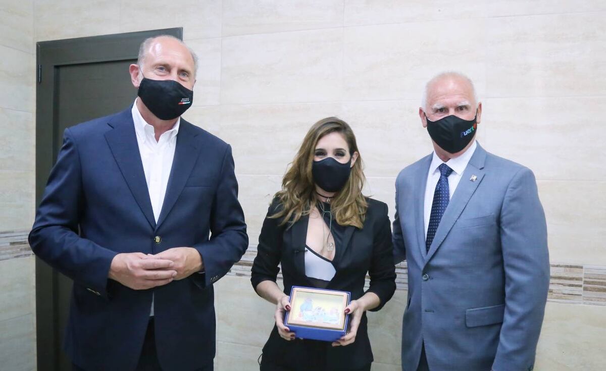 Soledad Pastorutti sacó a bailar cumbia a Omar Perotti junto a Los Palmeras
