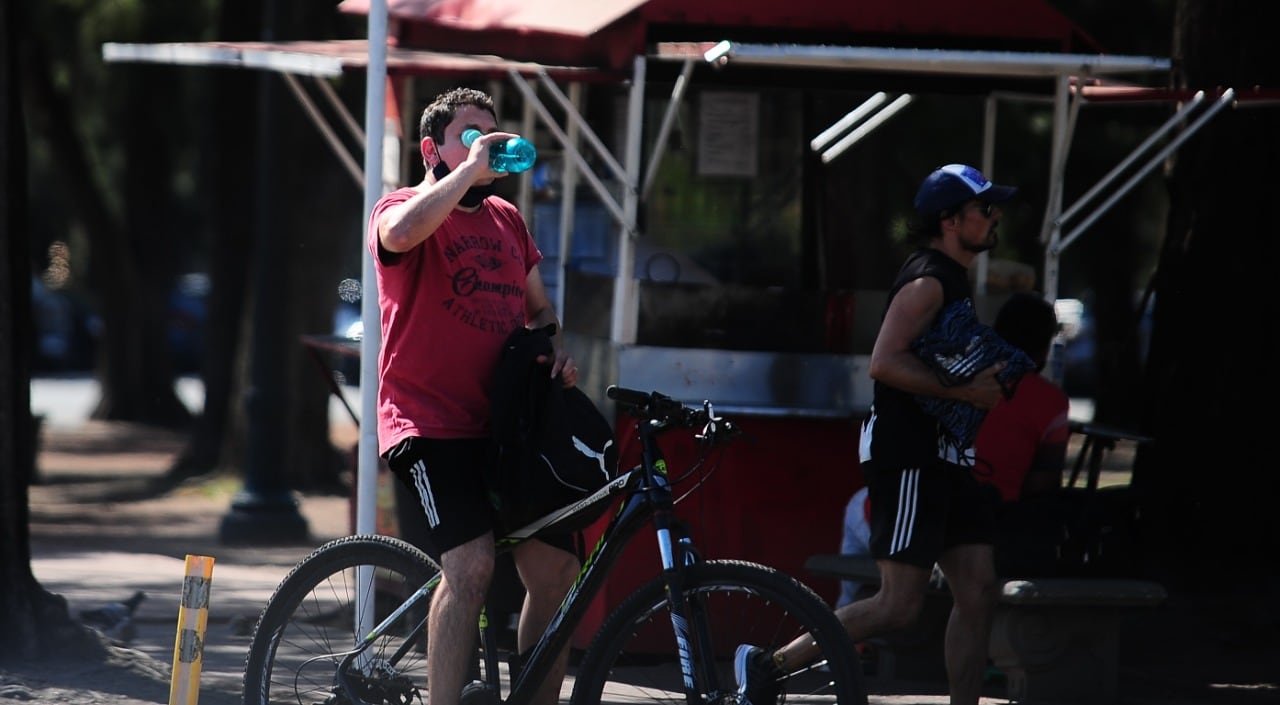 Calor récord en la Ciudad de Buenos Aires. (Foto: Clarín)