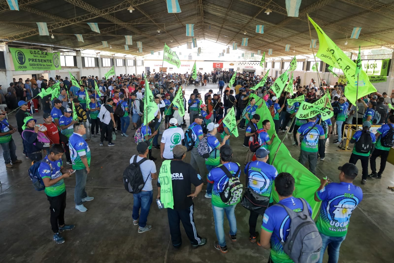 Con una bulliciosa batucada aguardaban los trabajadores la llegada de Carlos Sadir, el invitado especial al almuerzo de la UOCRA Jujuy por el Día del Trabajador.