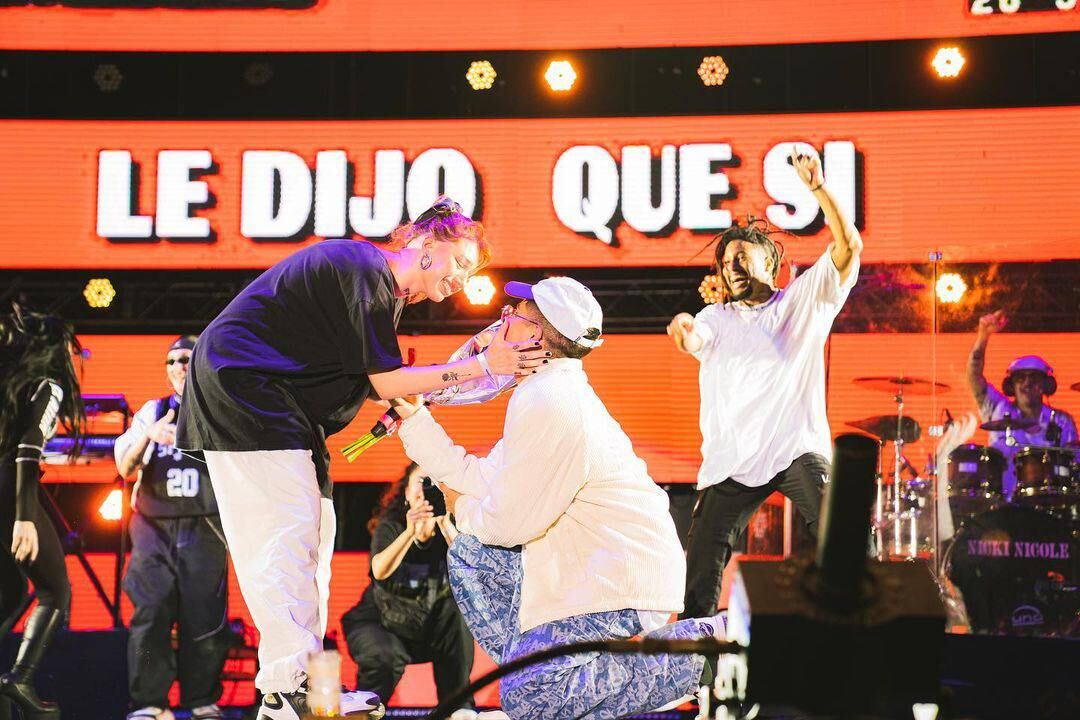 Los músicos celebraron el compromiso con una placa roja de Crónica en el fondo.