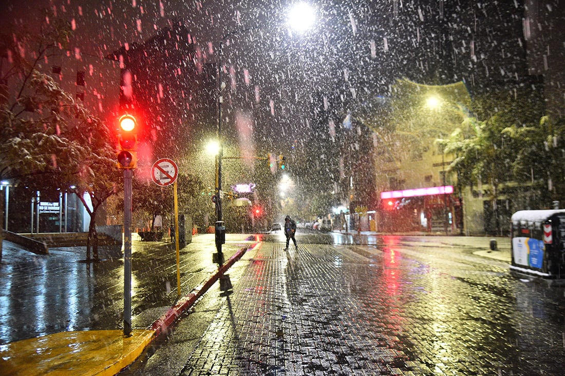 El centro de la capital de Córdoba se cubrió de nieve. (Pedro Castillo/ La Voz)