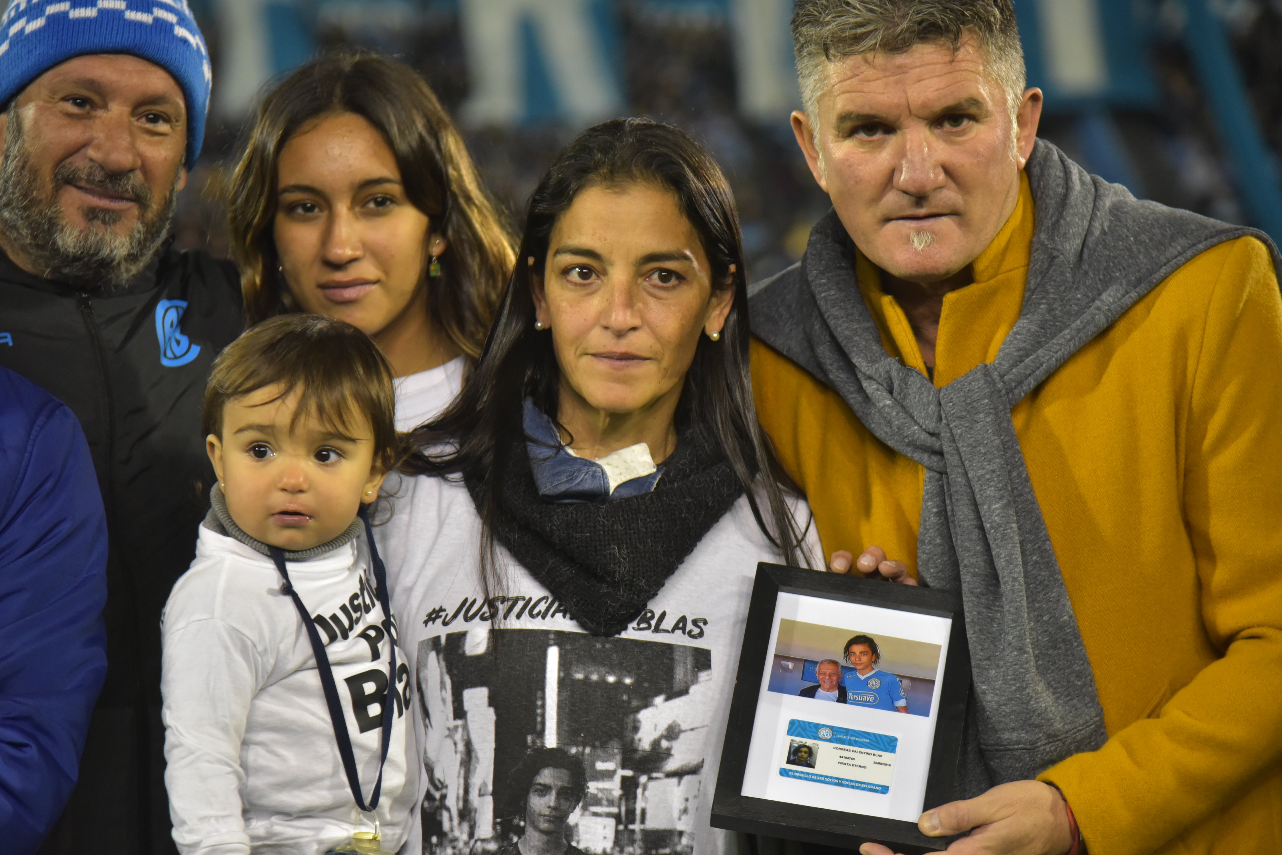 Blas Correa y su carnet de socio eterno de Belgrano. (Ramiro Pereyra / La Voz)