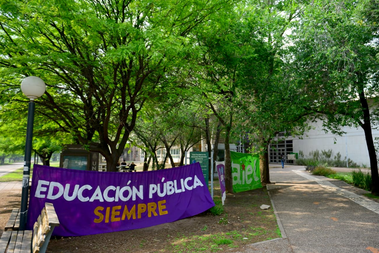 Conflicto Universitario. Postales de la jornada de paro en la UNC, Córdoba. (Nicolás Bravo / La Voz)