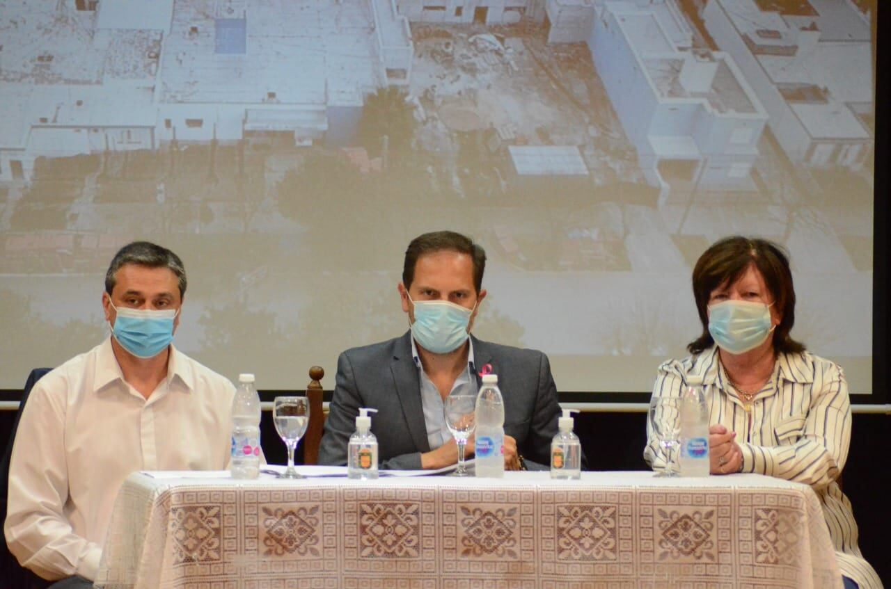 Martin Gill (centro), junto al intendente de Brinkmann, Gustavo Tevez y Graciela Brarda, presidenta del Partido Justicialista del departamento San Justo.