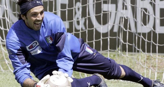 Gianluigi Buffon con el buzo de la selección de Italia. 