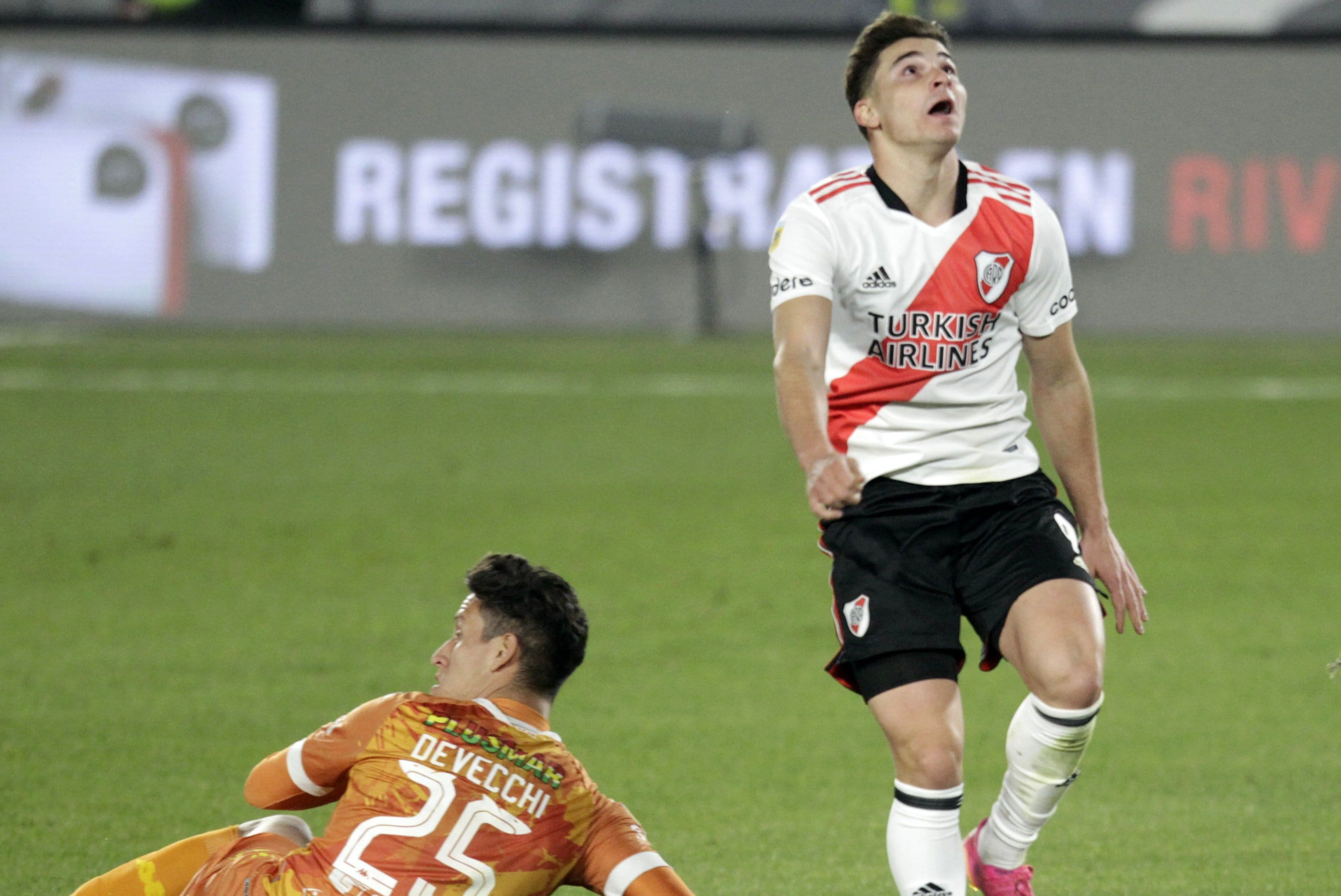 El delantero Julián Álvarez falló su penal ante Aldosivi. (Fotobaires).