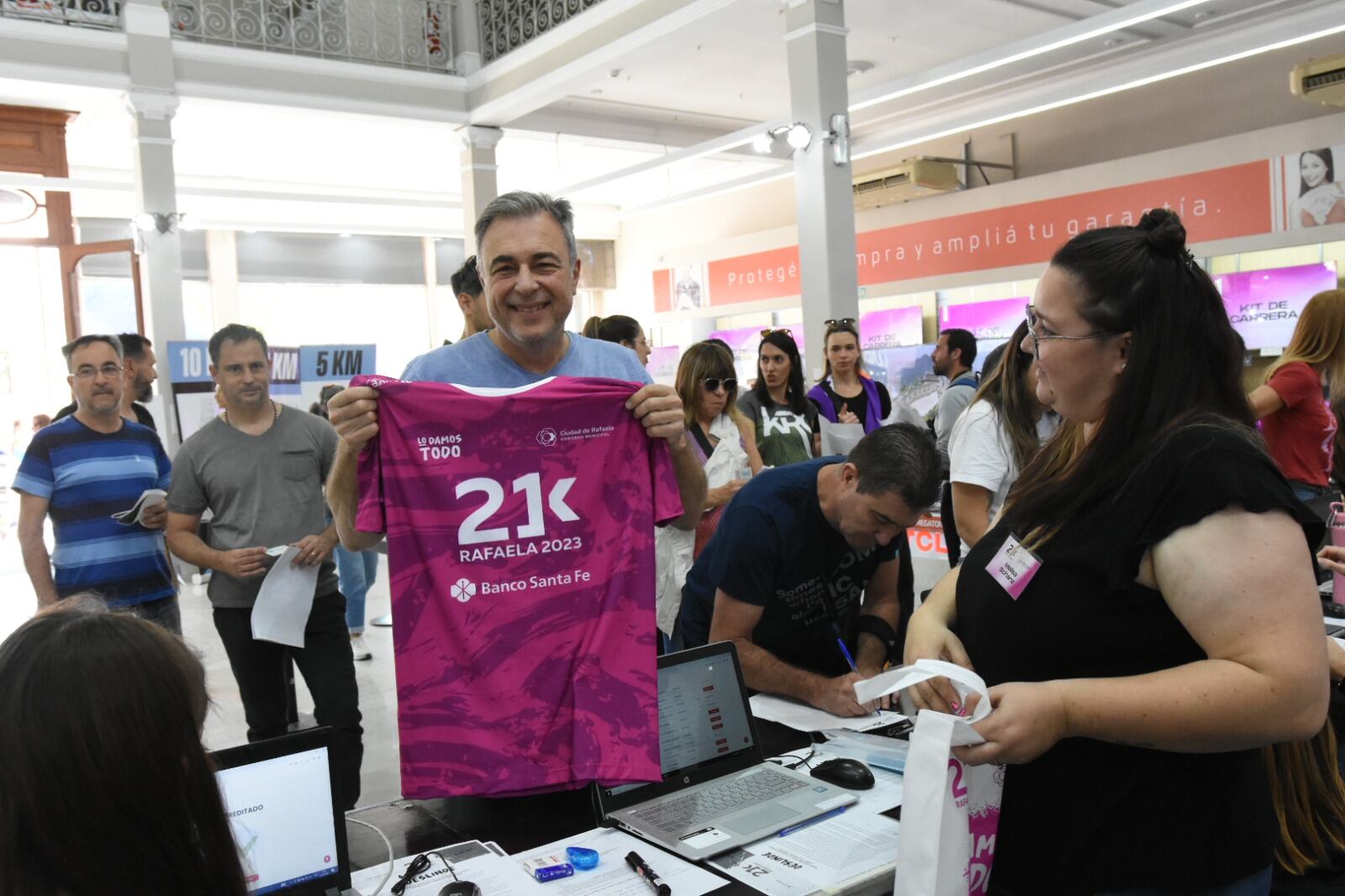 Luis Castellano fue a buscar su kit para la media maratón