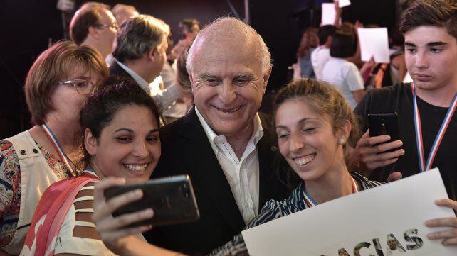 El gobernador Miguel Lifschitz en la entrega de medallas y diplomas. Foto: La Capital. Fotógrafo: Marcelo Bustamante