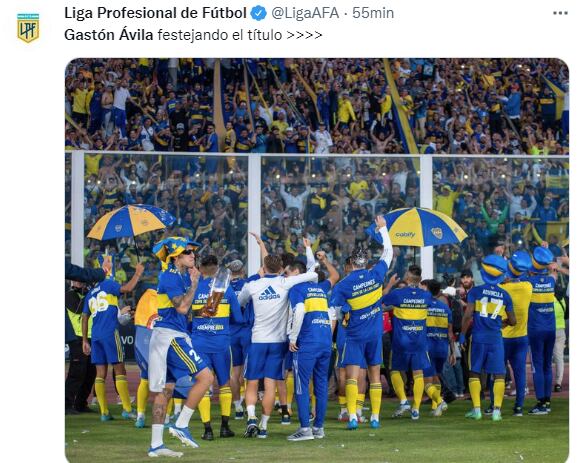 Gastón Avila -izquierda- caminando en pleno festejo de Boca Juniors en el estadio Mario Alberto Kempes.