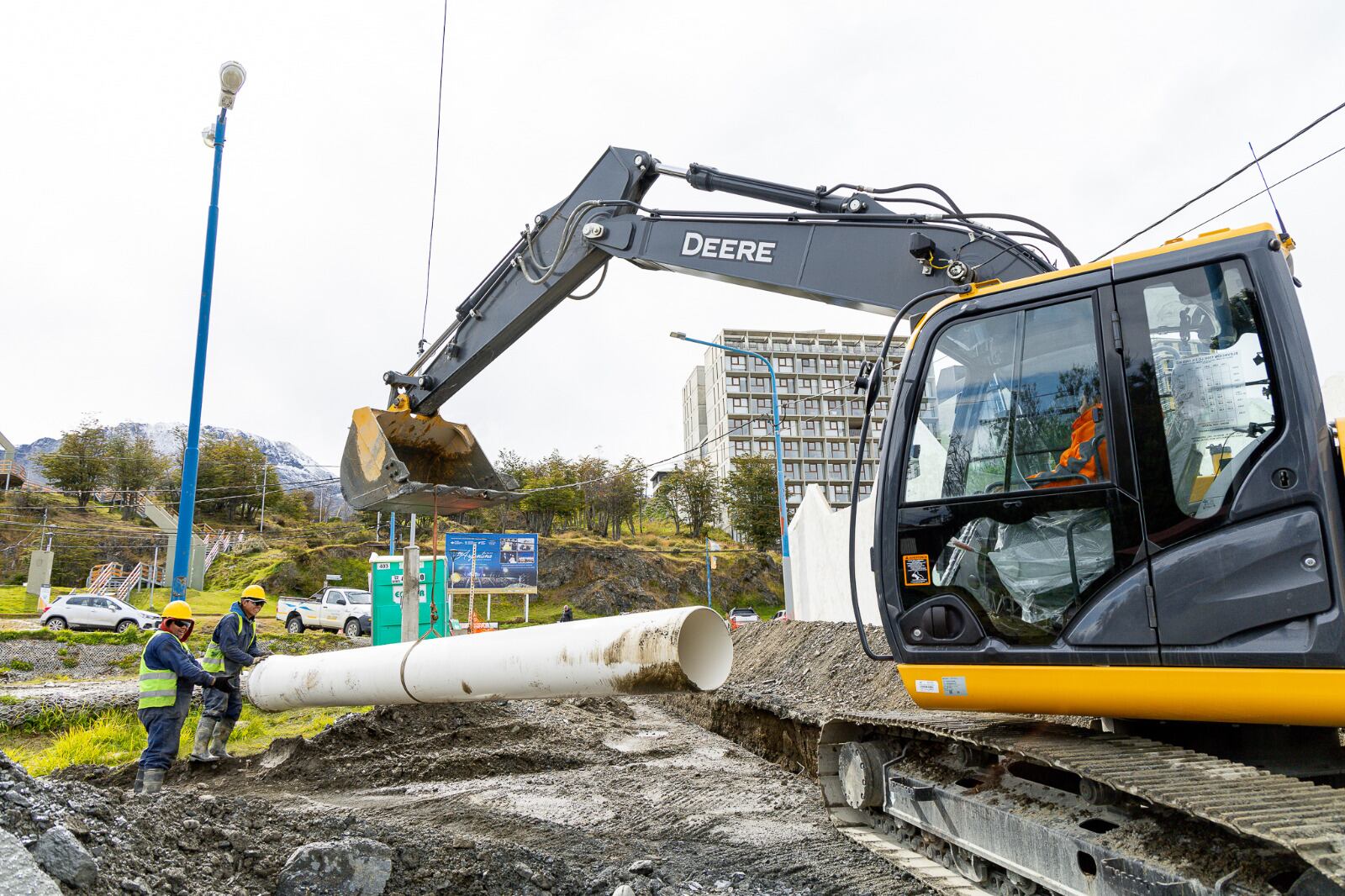 Comenzó la obra para reforzar el colector cloacal de la Avenida Maipú