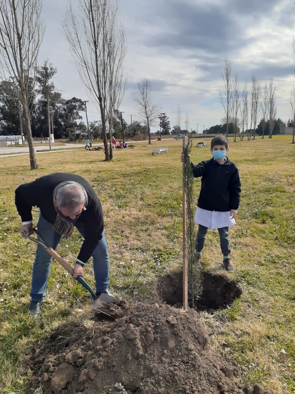 Niños de la Escuela Nº 17 de Orense plantaron pinos