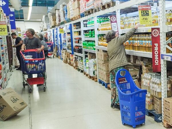 Conseguir precios, el desafío diario de los argentinos.