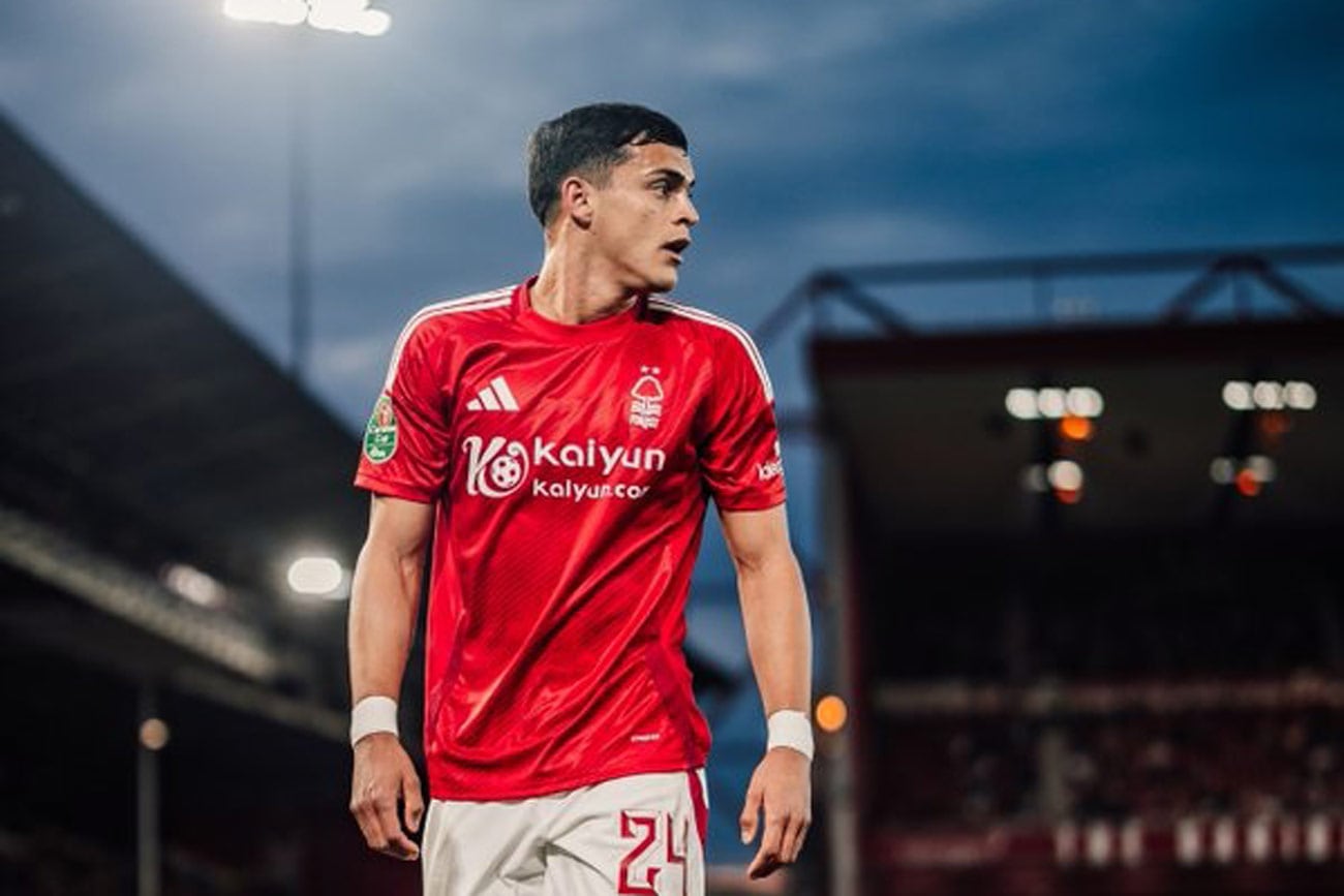 Ramón Sosa, exdelantero de Talleres, en su debut en el Nottingham Forest. (Prensa Nottingham Forest)