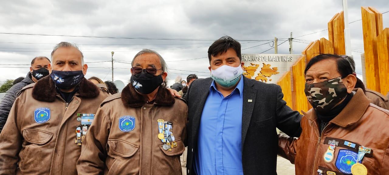 El Intendente de Tolhuin saludó personalmente a cada Veterano.