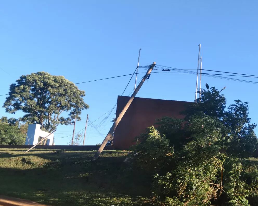 Postes caídos sobre una plaza en San Pedro.