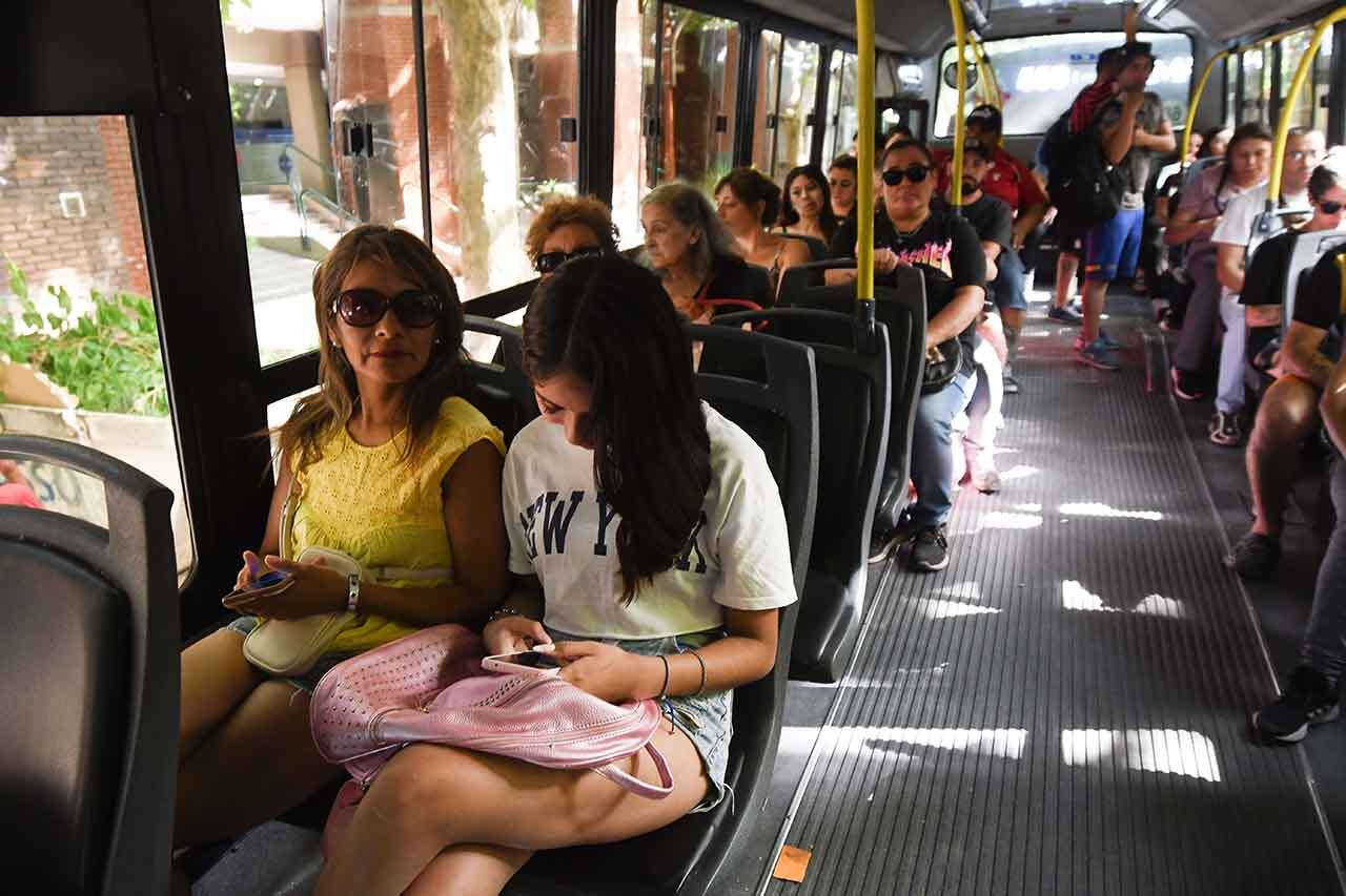 En Mendoza se usa menos el automovil y el transporte público ha marcado un record en la venta de pasajes, esto se debe el costo del combustible, el gasto que genera mover un auto.

Foto: José Gutierrez
