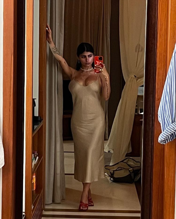 Mia Khalifa enamora posando frente al espejo