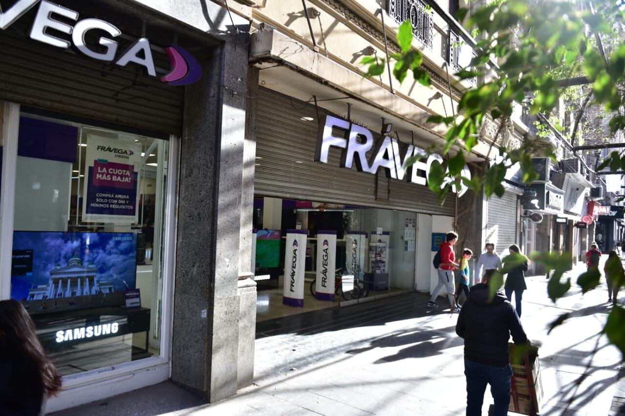 Comerciantes del centro de Córdoba cierran sus puertas ante una ola de rumores sobre saqueos. (José Gabriel Hernández / La Voz)