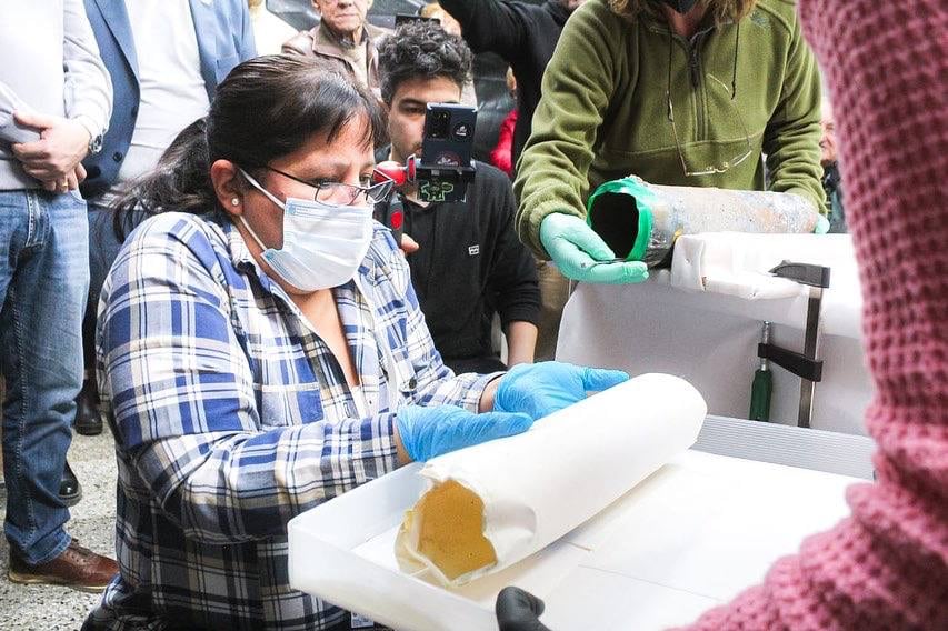 Abrieron la cápsula del tiempo enterrada en la Plaza Fundacional de Tolhuin