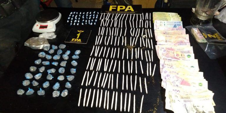 La Fuerza Policial Antinarcotráfico detuvo a dos personas y secuestró más de 1.800 dosis de cocaína, marihuana y psicofármacos