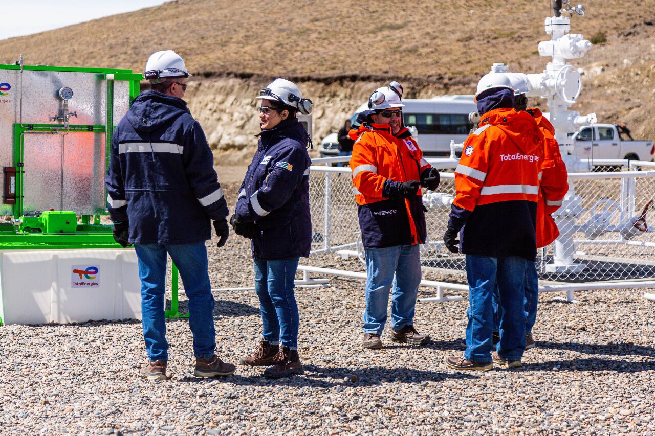 Inauguración del proyecto piloto para la optimización de 5 pozos de gas ubicados en cercanías de la planta Cañadón Alfa de Total Energies