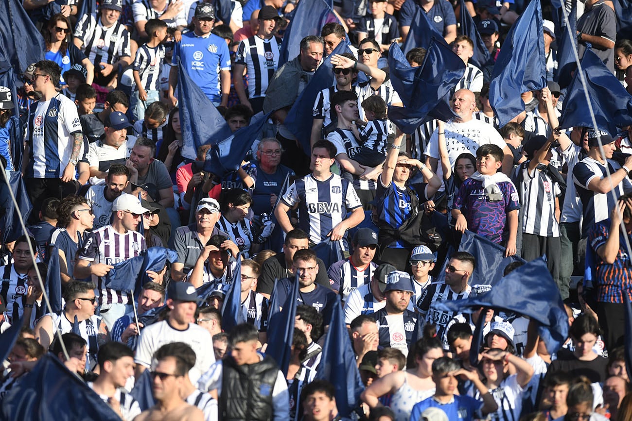 La hinchada de Talleres siempre presente en el Mario Alberto Kempes. 