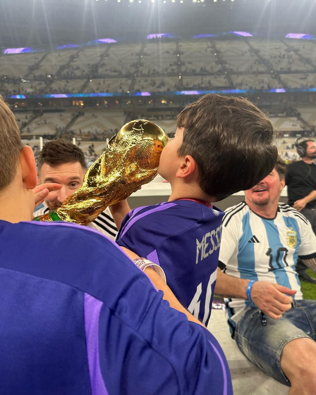 Ciro Messi besó la Copa del Mundo mientras su tío Rodrigo festejaba a su lado.