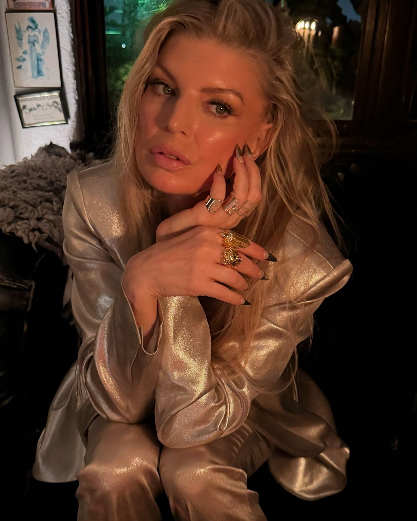 Fergie complementó su look con accesorios dorados.