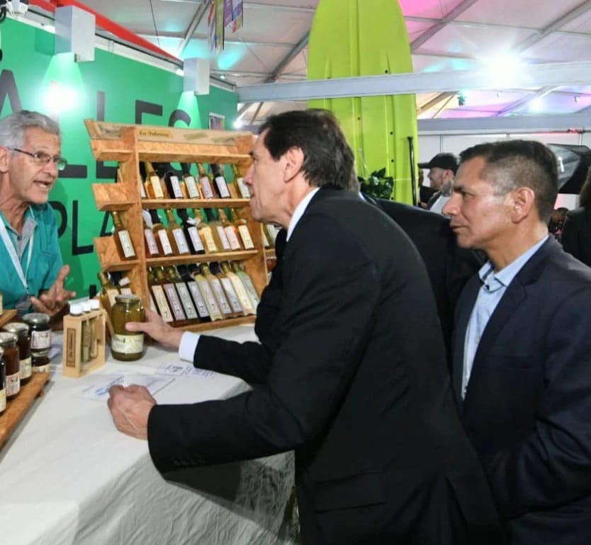 El stand de los municipios de los Valles Templados atrajo la atención del gobernador Carlos Sadir, en su recorrida por la Expojuy.