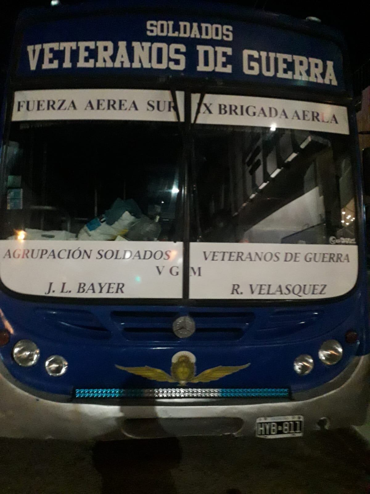 Veteranos de Malvinas reformaron un colectivo y viajan a Comodoro Rivadavia por los 40 años.