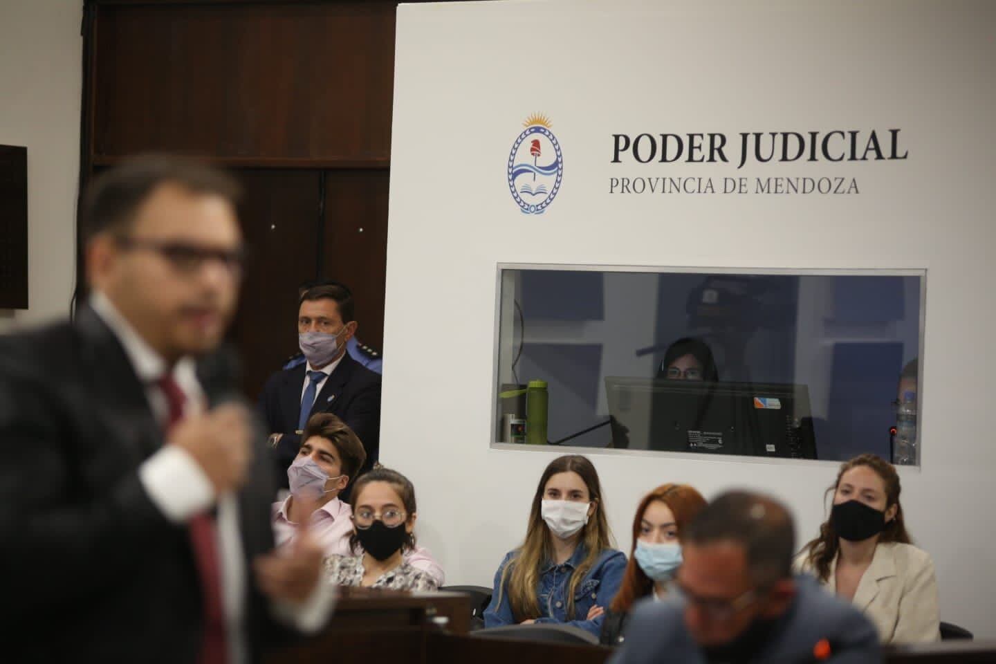 La cabina donde trabajan las traductoras en simultáneo del juicio contra Gil Pereg en el edificio del Polo Judicial.