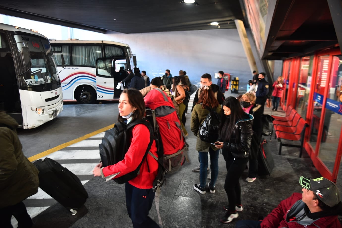 Intenso movimiento en la terminal de ómnibus de Córdoba. (Pedro Castillo)