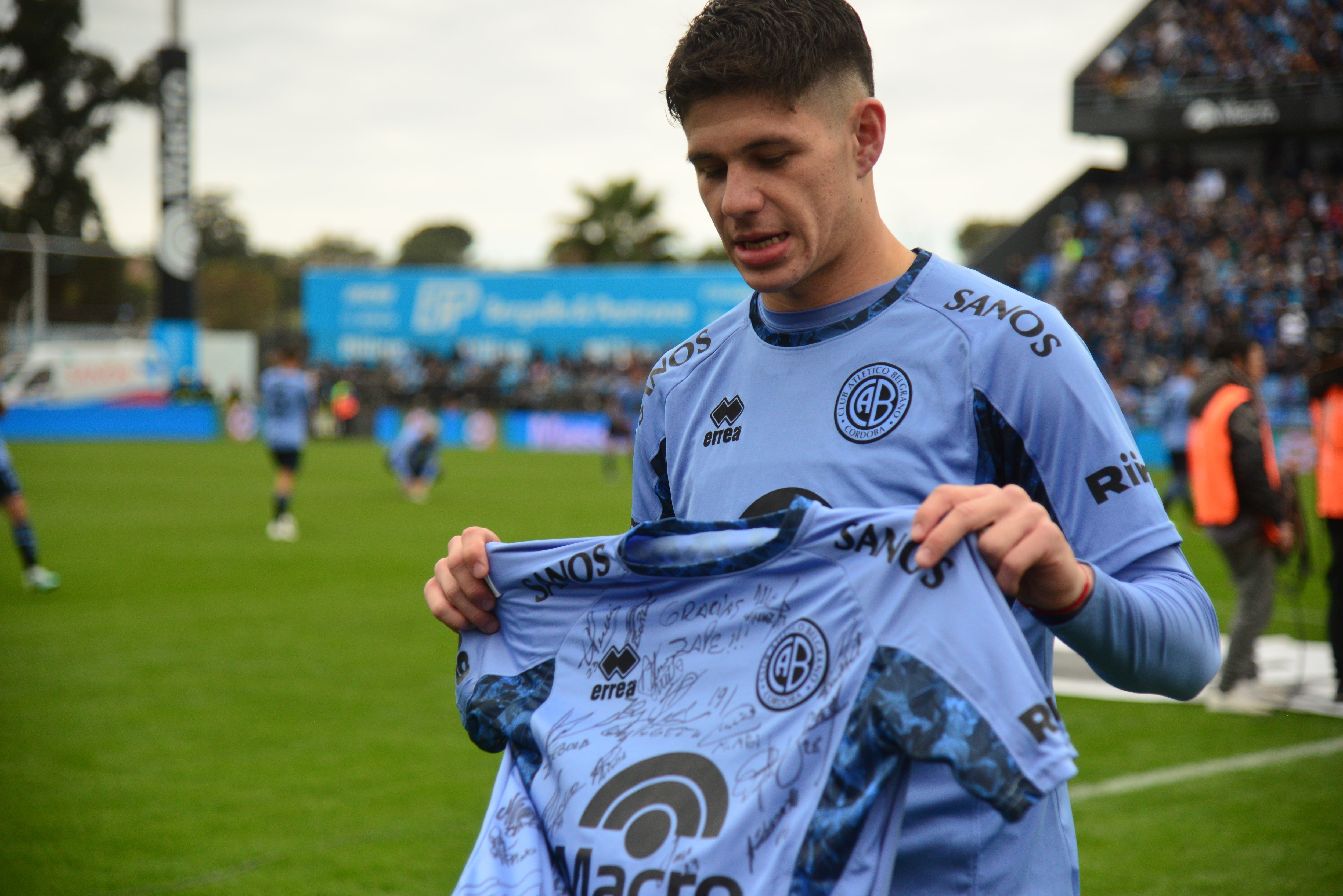 Bruno Zapelli se despidió de Belgrano en Alberdi en el partido ante San Lorenzo. Los hinchas le agradecieron su aporte. Foto Javier Ferreyra