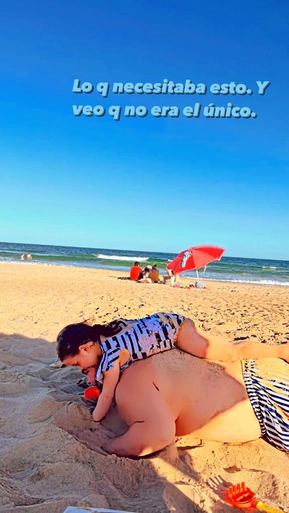 Darío Barassi con Emilia, su hija mayor, en la playa.