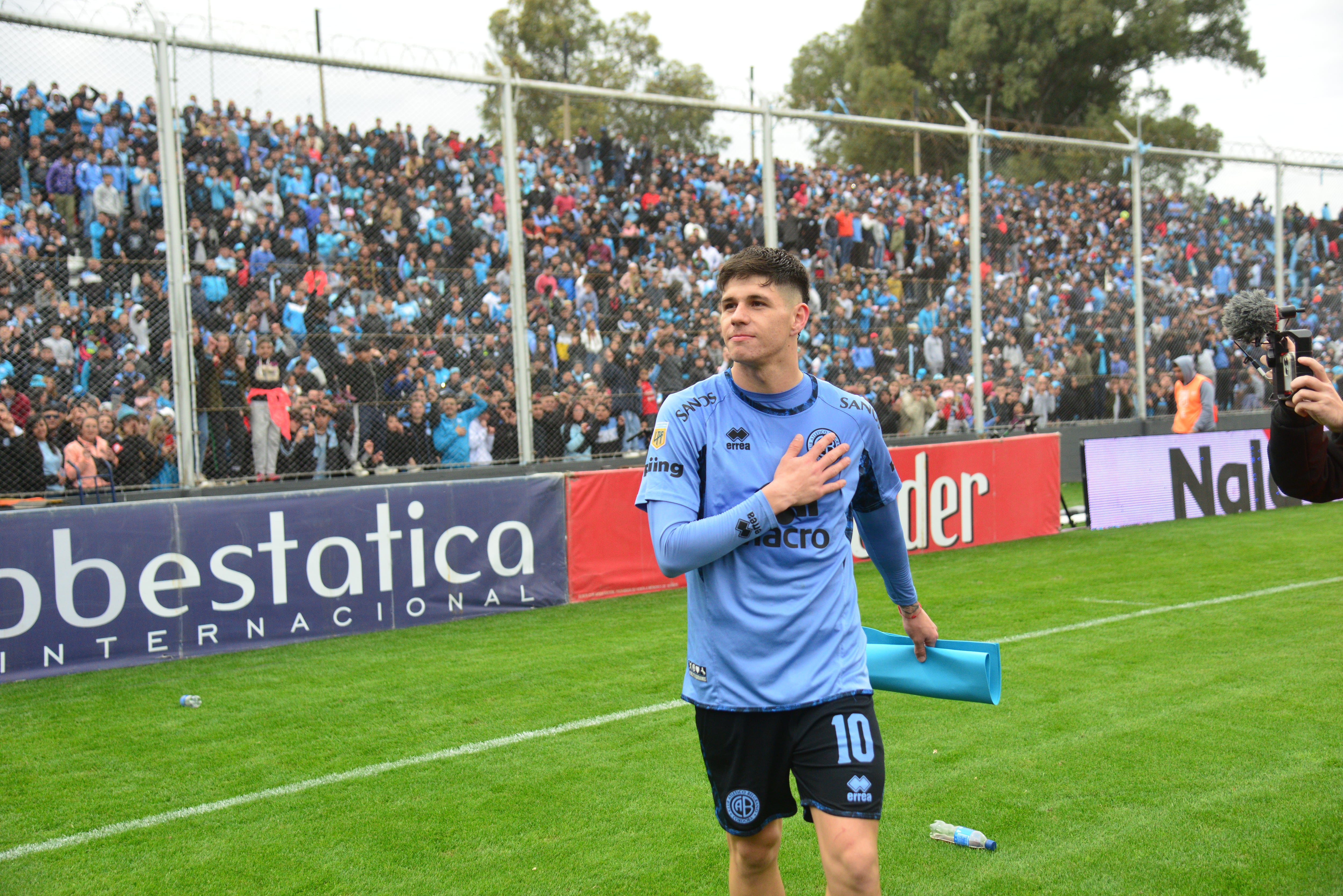 Bruno Zapelli se despidió de Belgrano en Alberdi en el partido ante San Lorenzo. Los hinchas le agradecieron su aporte. Foto Javier Ferreyra