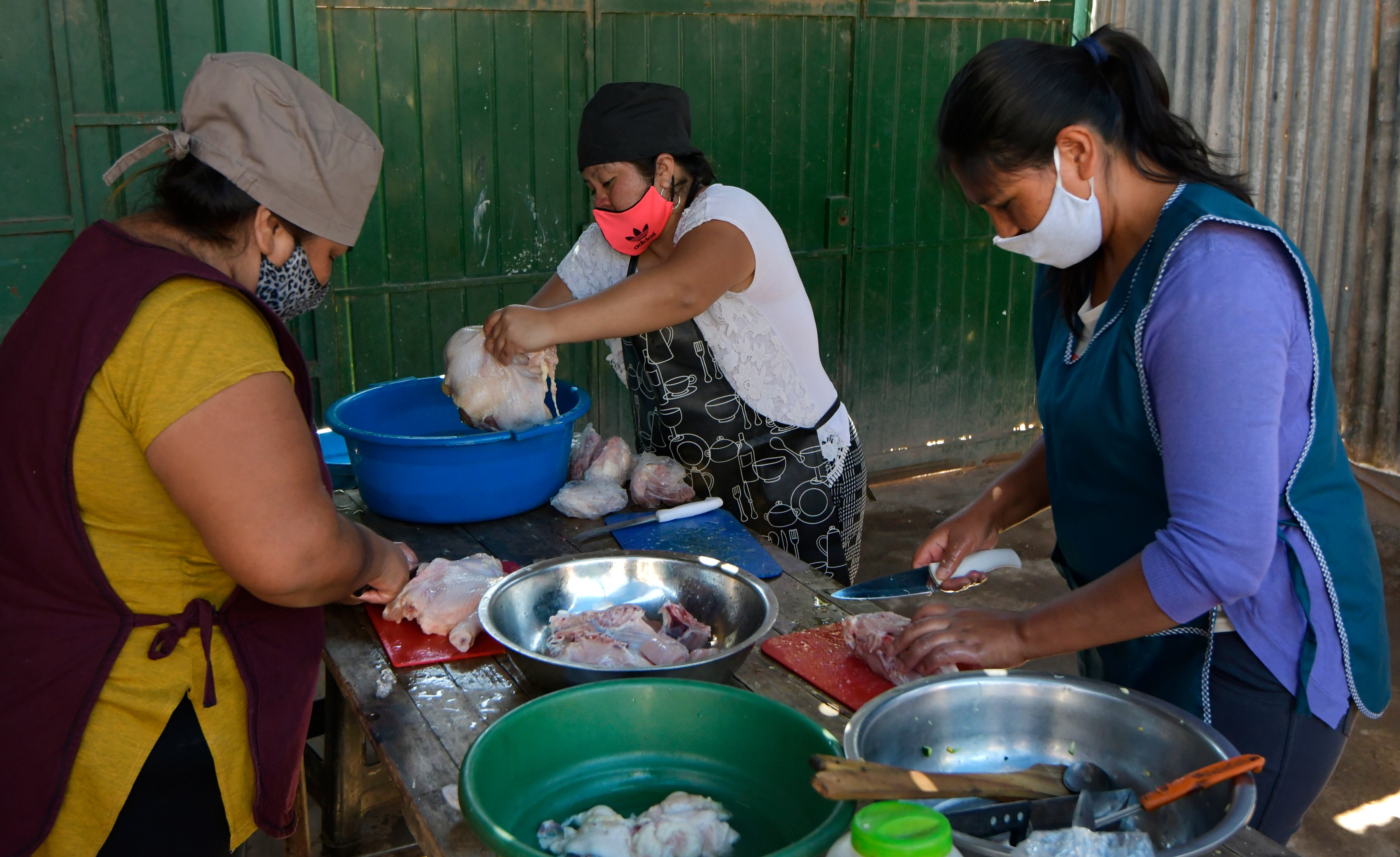 Los trabajadores de los comedores comunitarios porteños serán incluidos en el personal estratégico.
Foto: Orlando Pelichotti / Los Andes




