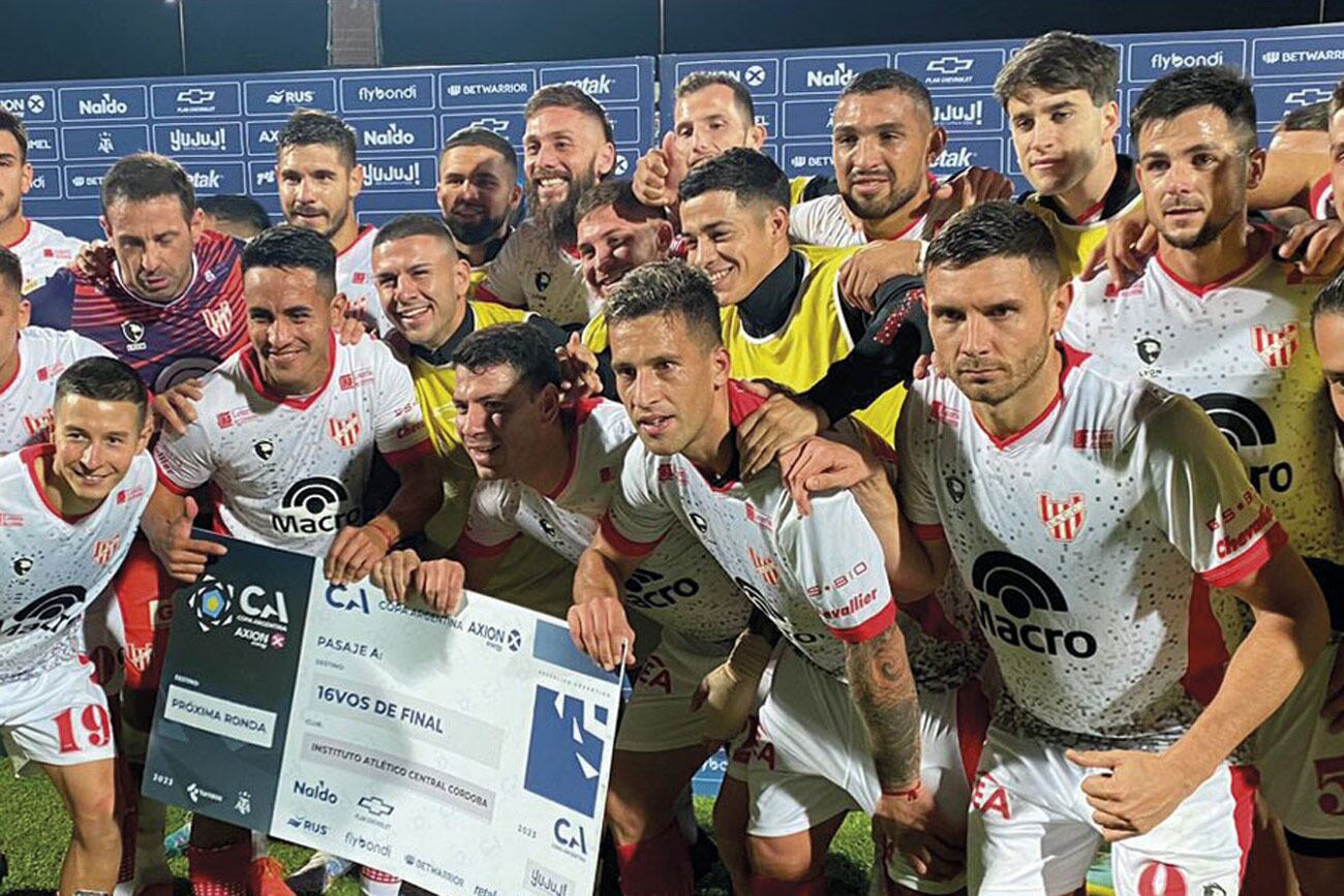 El festejo de Instituto en la cancha de Gimnasia de Jujuy después de vencer 2-1 a Riestra, por la Copa Argentina. (Prensa Copa Argentina)