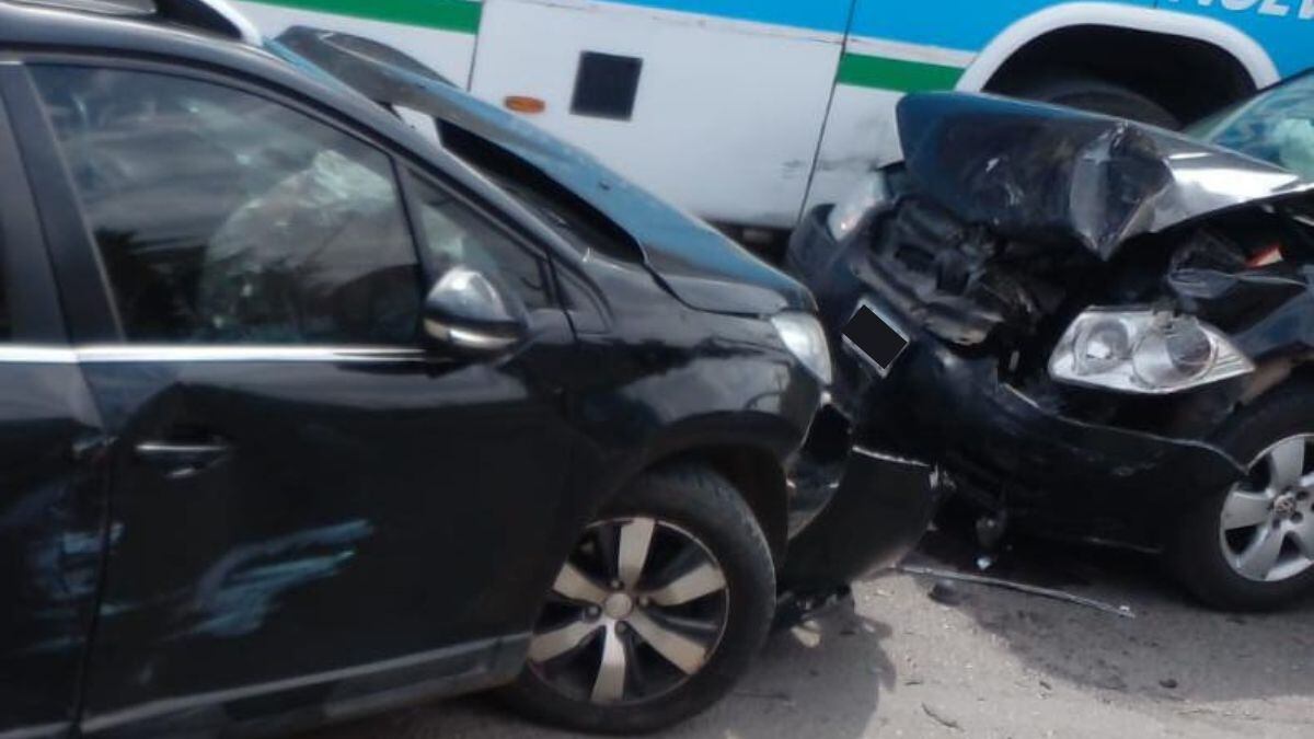 Dos autos chocaron de frente y hay demoras en el tráfico.