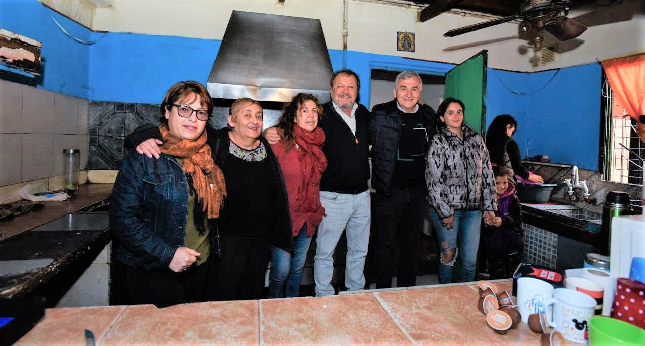 Directivos y voluntarias del Hogar "Todos Juntos" de Garín recibieron al precandidato presidencial Gerardo Morales.