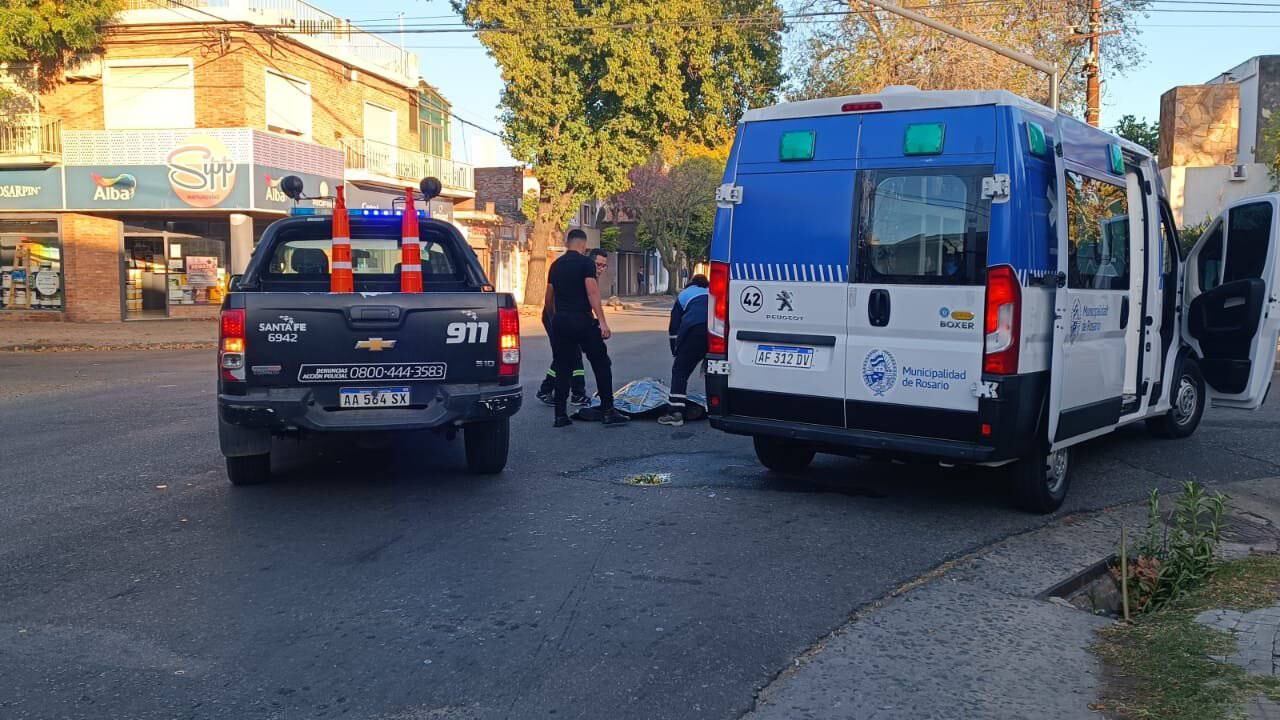 El ladrón quiso huir en moto con su cómplice, pero cayó en la esquina.