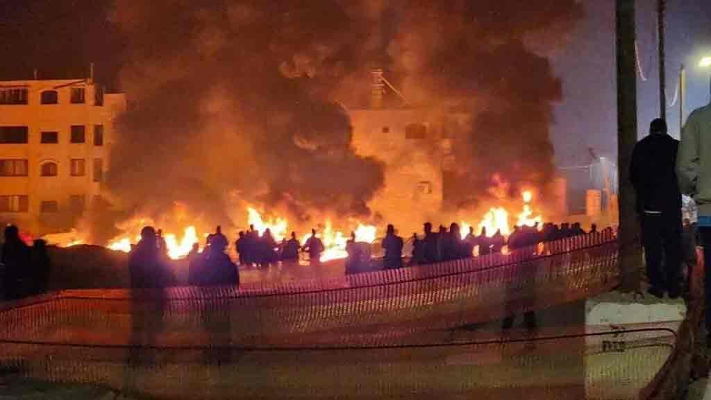 Colonos israelíes durante el ataque perpretrado a un poblado palestino en Huwara, en la ocupada Cisjordania, en el que hubo un muerto y más de 200 heridos.